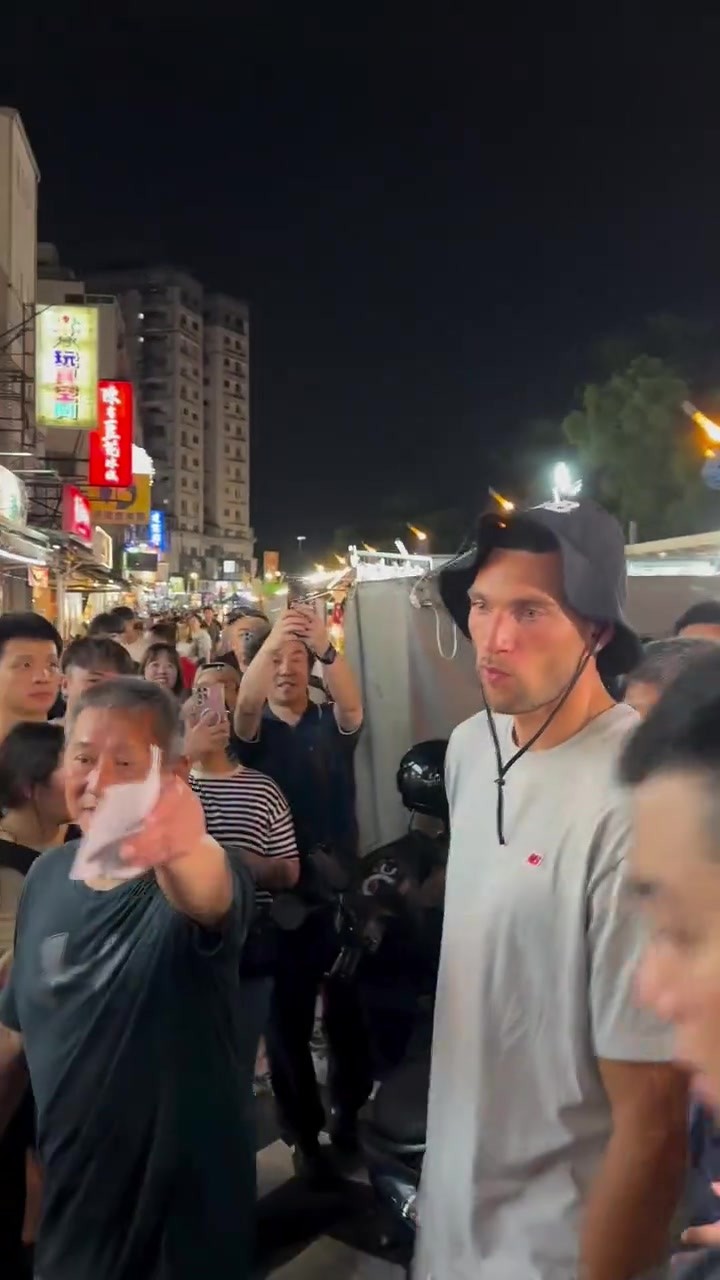 年薪几千万💵在路上走，拉文ZachLaVine 果然人帅穿啥都好看！